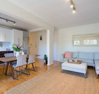 Stylish and Spacious Beach Apartment - Holiday Adelaide