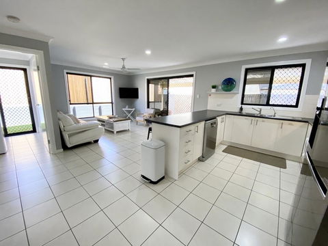 STYLISH RESIDENCE, LARGE PRIVATE YARD - CLOSE TO DREAMWORLD - Holiday Adelaide 2