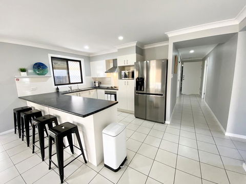STYLISH RESIDENCE, LARGE PRIVATE YARD - CLOSE TO DREAMWORLD - Holiday Adelaide 3