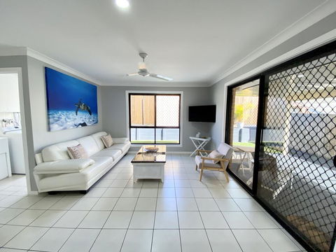 STYLISH RESIDENCE, LARGE PRIVATE YARD - CLOSE TO DREAMWORLD - Holiday Adelaide 0