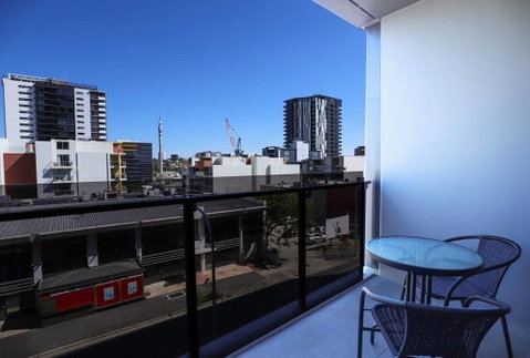 Stylist 2 Bedrooms Apartment With Pool/GYM/Parking - Holiday Adelaide 1