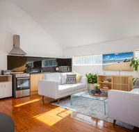 Sunlit Two-Bedroom Unit With Sprawling BBQ Deck - Holiday Adelaide