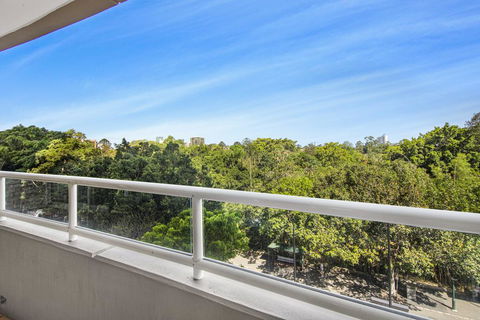 Super Convenient Apartment With Garden Views - Holiday Adelaide 0