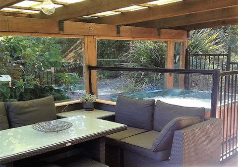 Sutton Spring Art Retreats - Holiday Adelaide 0