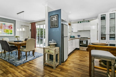 Swanbrook - Holiday Adelaide 1