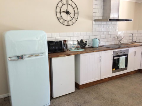 TAKURA HEIGHTS Modern Country Apartment With Pool Access - Holiday Adelaide 3