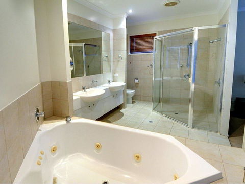 Tarcoola 41 - 5 BDRM Canal Home With Pool - Holiday Adelaide 2