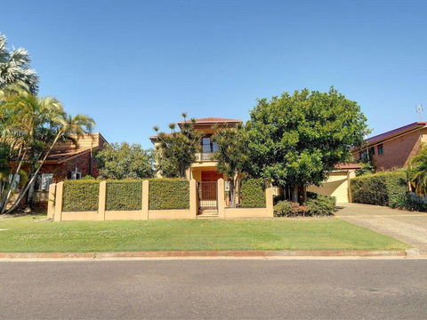 Tarcoola 41 - 5 BDRM Canal Home With Pool - Holiday Adelaide 1