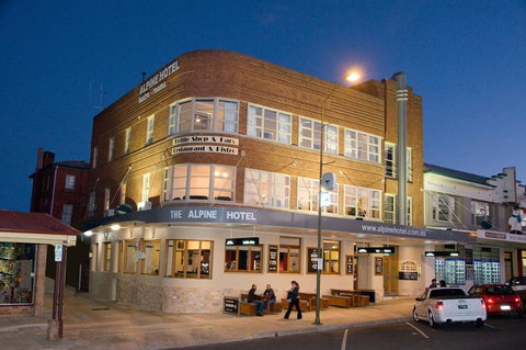 The Alpine Hotel - Holiday Adelaide 0