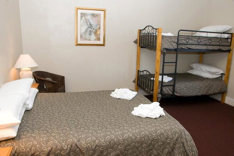 The Alpine Hotel - Holiday Adelaide 2