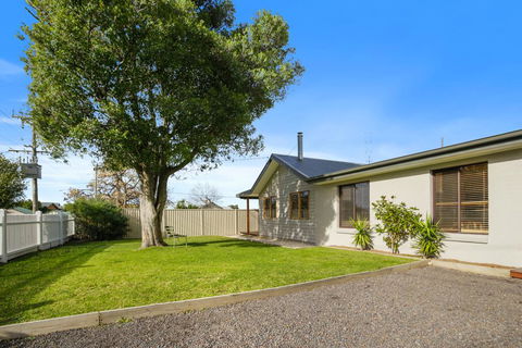 THE ASHMAN HOUSE - Modern And Close To Town - Holiday Adelaide 3