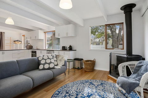 THE ASHMAN HOUSE - Modern And Close To Town - Holiday Adelaide 1