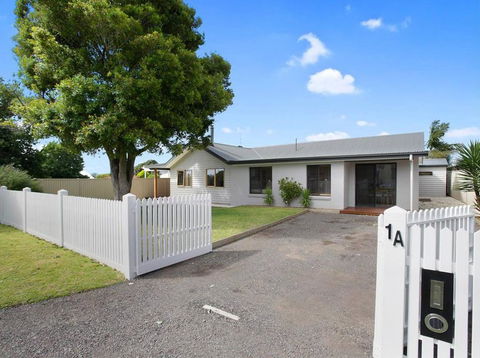 THE ASHMAN HOUSE - Modern And Close To Town - Holiday Adelaide 0