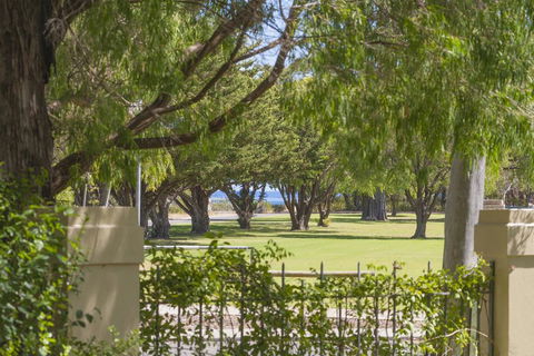 The Beach Retreat - Holiday Adelaide 0