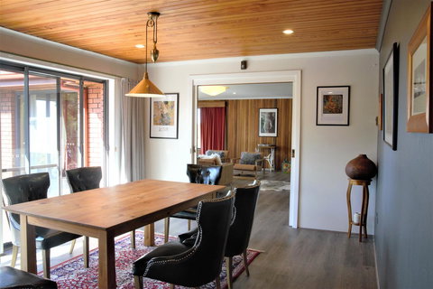 The Hobart Entrance - Holiday Adelaide 0