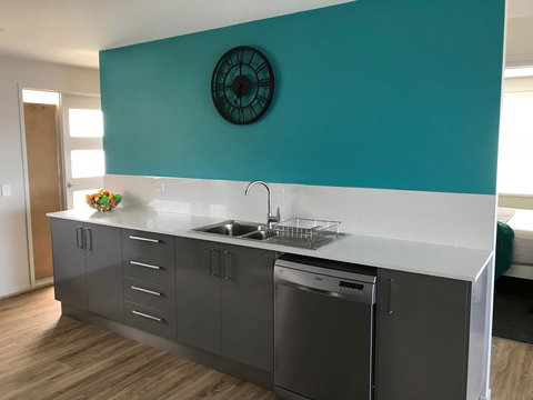 Self Contained Beach View Apartment - Holiday Adelaide 6