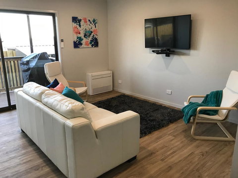Self Contained Beach View Apartment - Holiday Adelaide 13