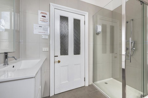 Empire Hotel Queenstown - Holiday Adelaide 10