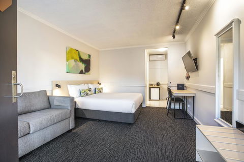 Nightcap At Matthew Flinders Hotel - Holiday Adelaide 3