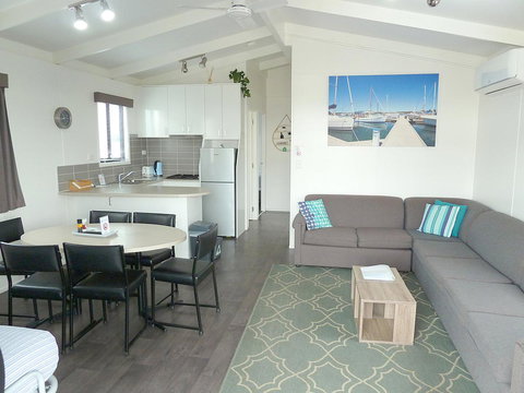 Apollo Bay Waterfront Motor Inn - Holiday Adelaide 17