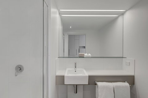 Travelodge Hotel Melbourne Docklands - Holiday Adelaide 8