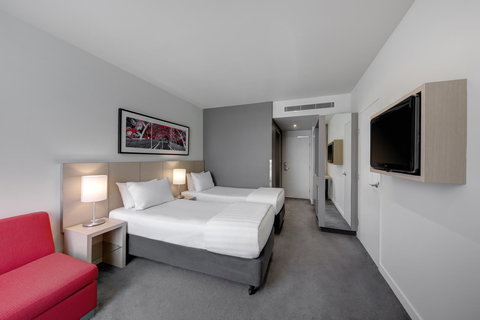 Travelodge Hotel Melbourne Docklands - Holiday Adelaide 1