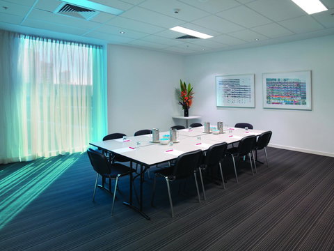 Travelodge Hotel Melbourne Docklands - Holiday Adelaide 22