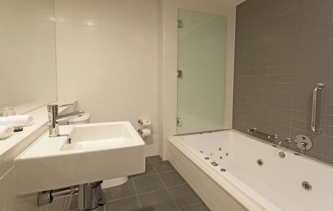 Causeway 353 Hotel - Holiday Adelaide 9