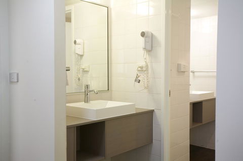 Ibis Melbourne Hotel And Apartments - Holiday Adelaide 19