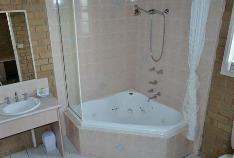 Tropicana Motor Inn - Holiday Adelaide 13
