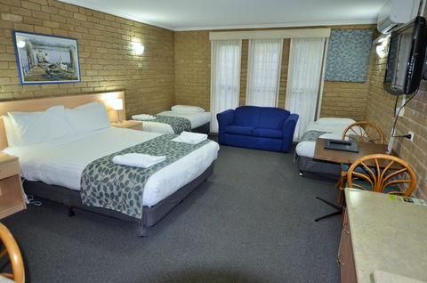 Tropicana Motor Inn - Holiday Adelaide 9