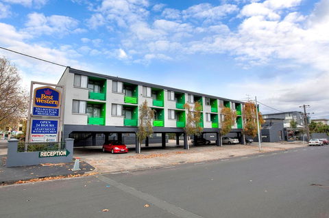 Melbourne's Princes Park Hotel - Holiday Adelaide 0