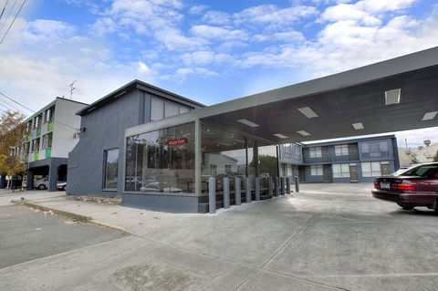 Melbourne's Princes Park Hotel - Holiday Adelaide 11