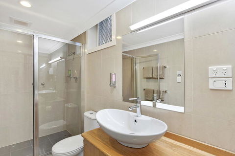 Melbourne's Princes Park Hotel - Holiday Adelaide 1