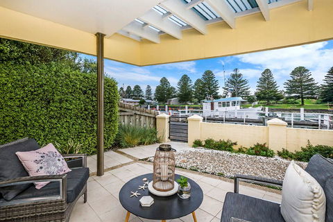 The Waterfront Apartment - Holiday Adelaide 0