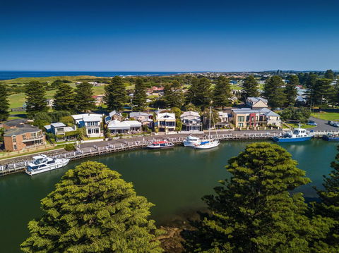 The Waterfront Apartment - Holiday Adelaide 1