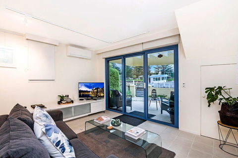 The Waterfront Apartment - Holiday Adelaide 9