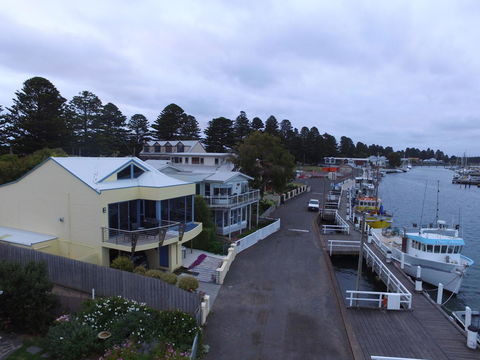 The Waterfront Apartment - Holiday Adelaide 2