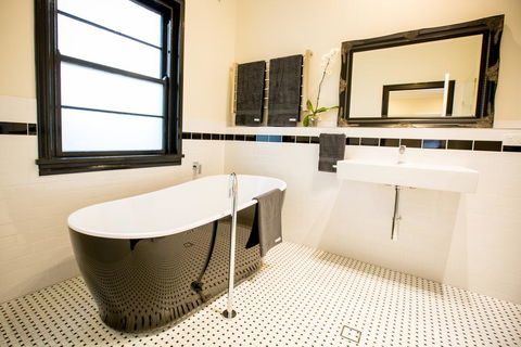 The Commercial Boutique Hotel - Holiday Adelaide 1