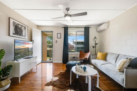 The Cowhide Cabin - Comfy, Family Friendly Stays In Toowoomba - Holiday Adelaide 1