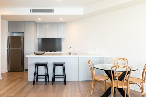 The Edge - Luxurious Waterfront Apartment - Holiday Adelaide 2