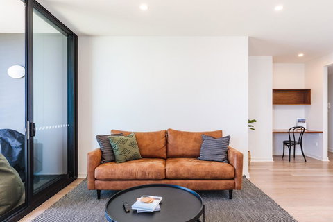 The Edge - Luxurious Waterfront Apartment - Holiday Adelaide 1