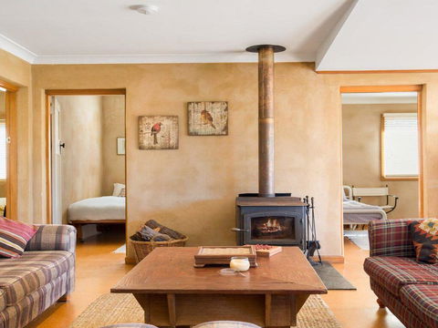The Farmhouse - Grape Vines And Rolling Green Hills - Holiday Adelaide 2