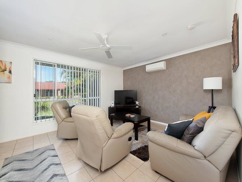 The Fingie @ Fingal Bay - Holiday Adelaide 3