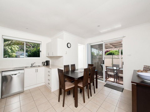 The Fingie @ Fingal Bay - Holiday Adelaide 0