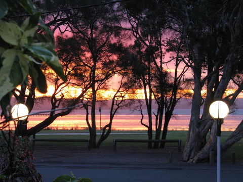 The Jetty Cabin Lakeside - Holiday Adelaide 1