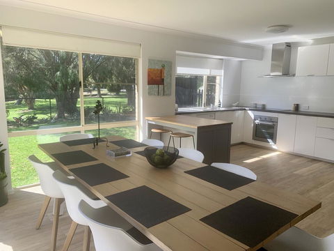 The Lake House - Holiday Adelaide 2