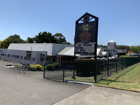 The Oaks Hotel Motel - Holiday Adelaide 0