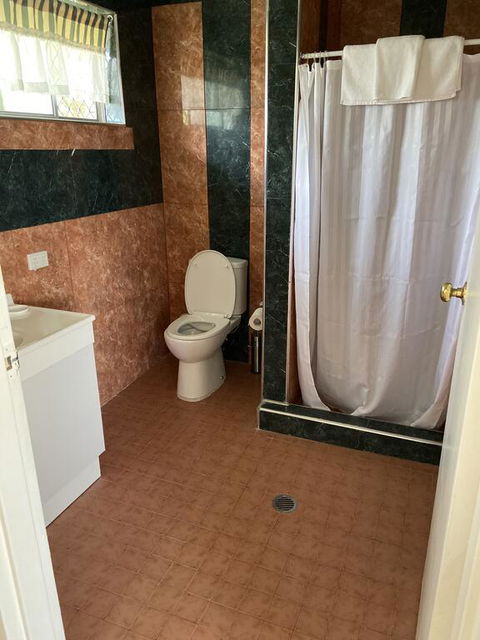 THE QUEENSLANDER MOTEL - Holiday Adelaide 1