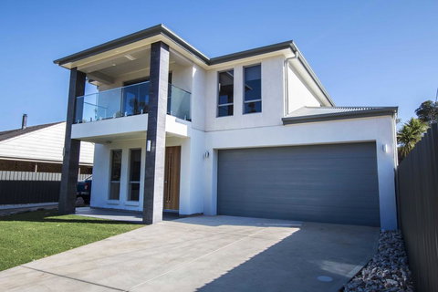 The Races Complex - Holiday Adelaide 0